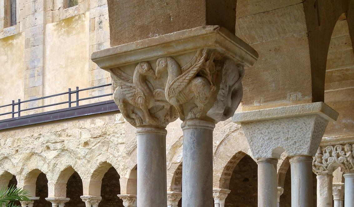 Grifones en el segundo capitel del sector suroeste del Claustro