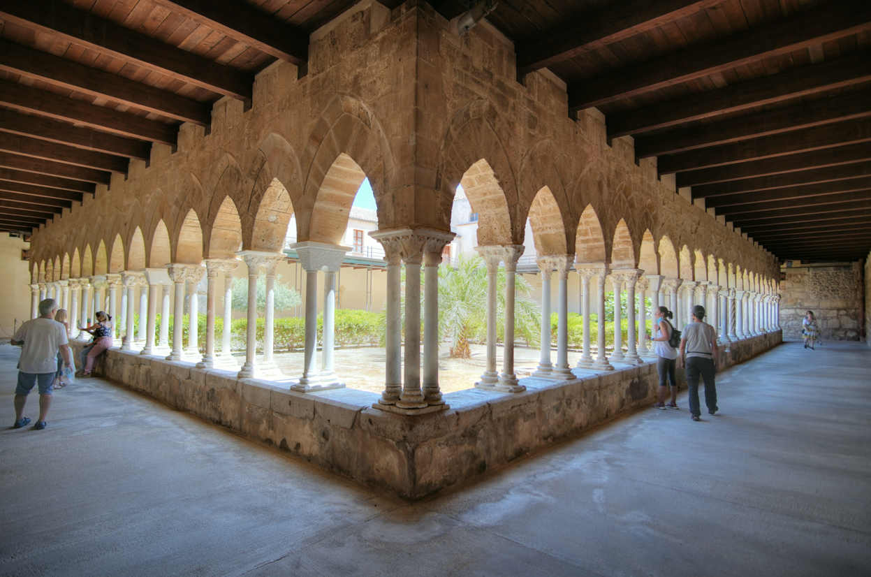 Sector suroeste Claustro Catedral de Cefalù con palma de dátiles