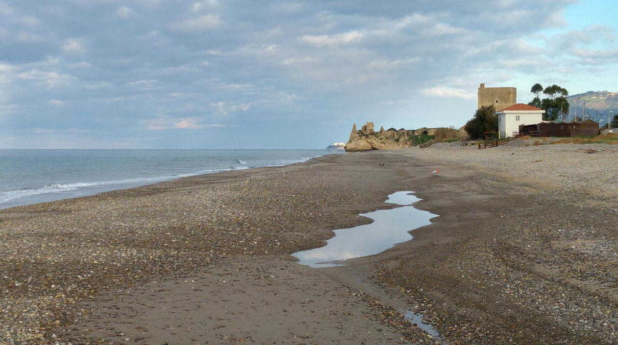 Playa de Campofelice di Roccella - Vista playa con Torre Roccella