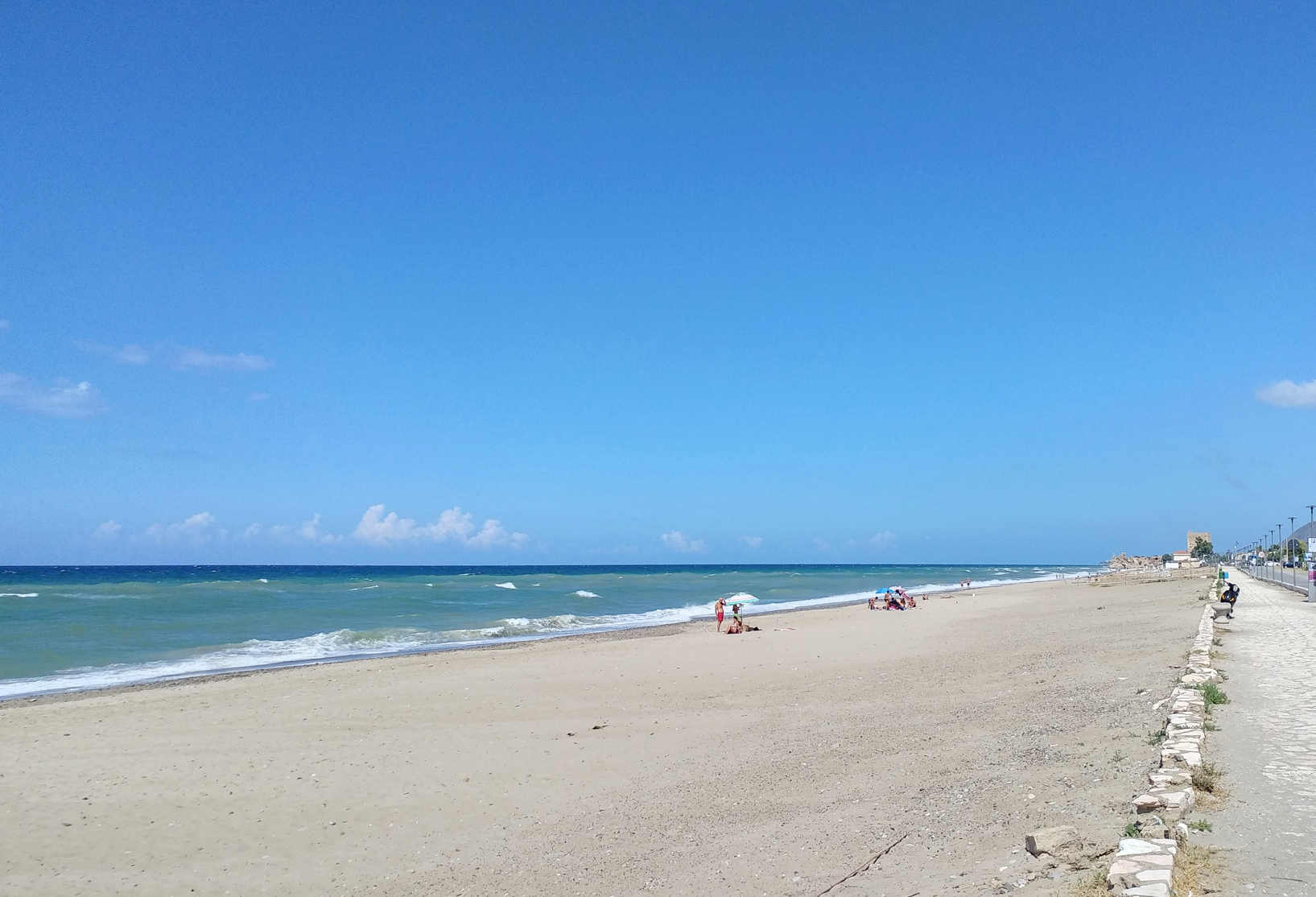 Playa de Campofelice di Roccella - playa después de unos días de oleaje