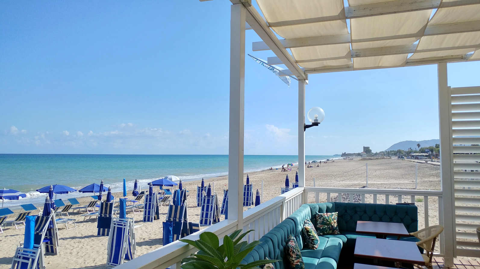 Playa de Campofelice di Roccella - bar-balneario en el paseo marítimo