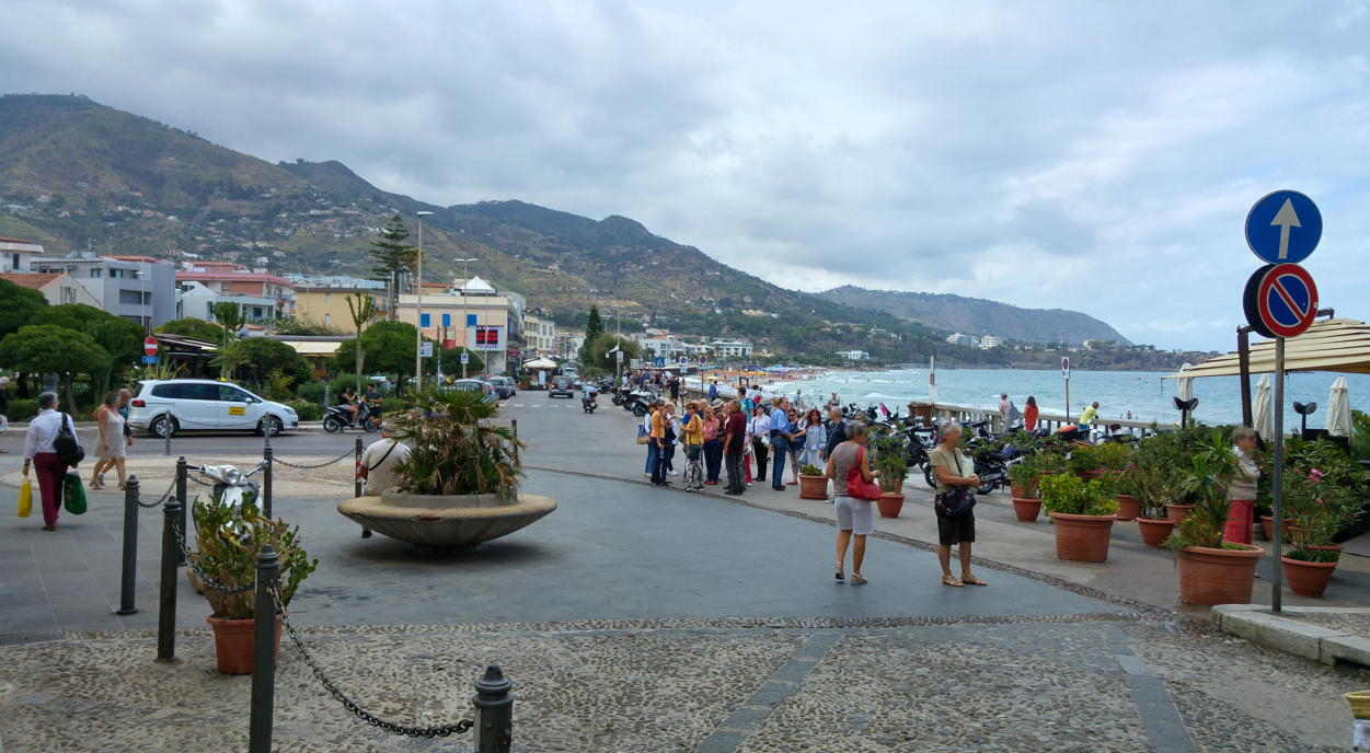 Playa de Cefalù  - Piazza Cristoforo Colombo y principio paseo marítimo