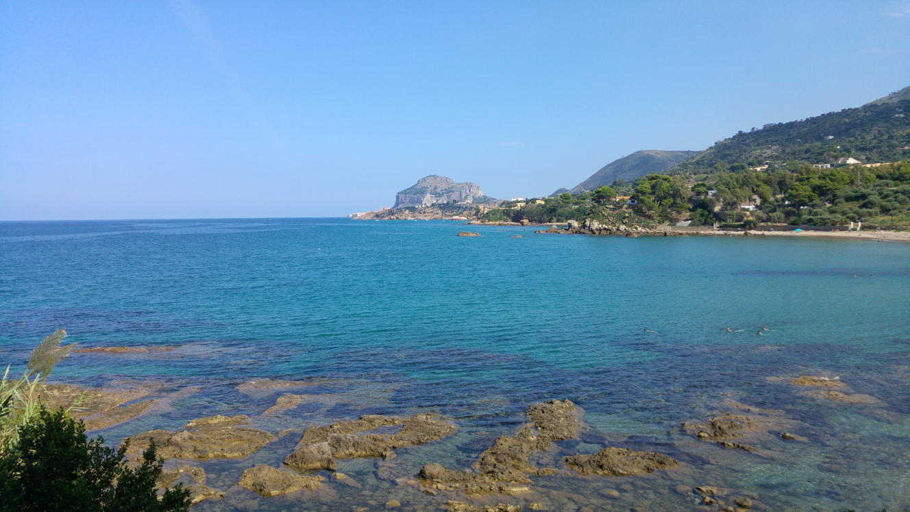 Playa de Mazzaforno - Bahía de Mazzaforno con vista de Cefalù