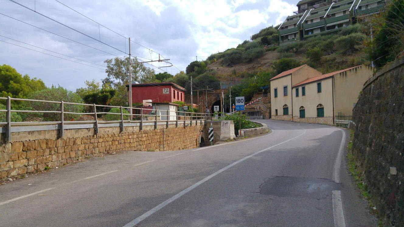 Playa de Sant'Ambrogio - Acceso a playa desde carretera SS113