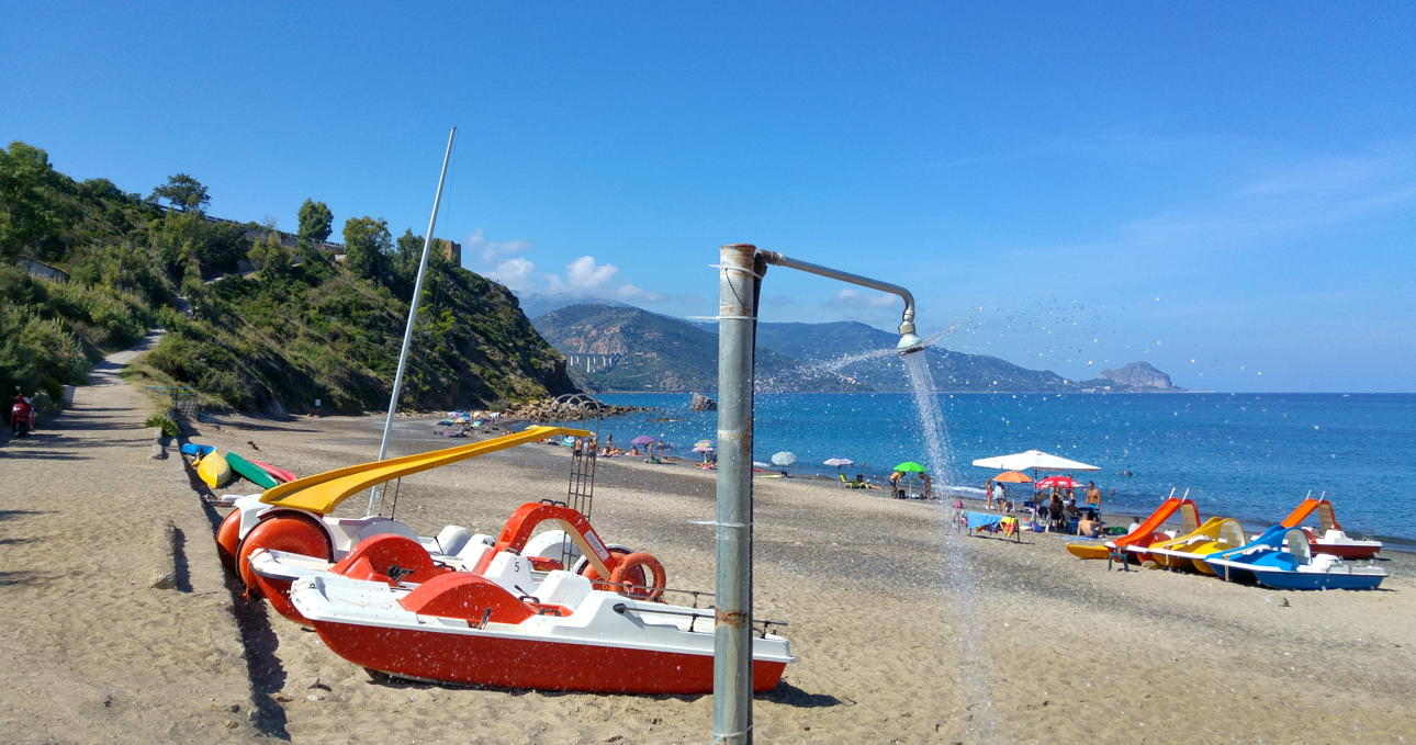 Playa de Torre Conca - Ducha de agua dulce en la playa