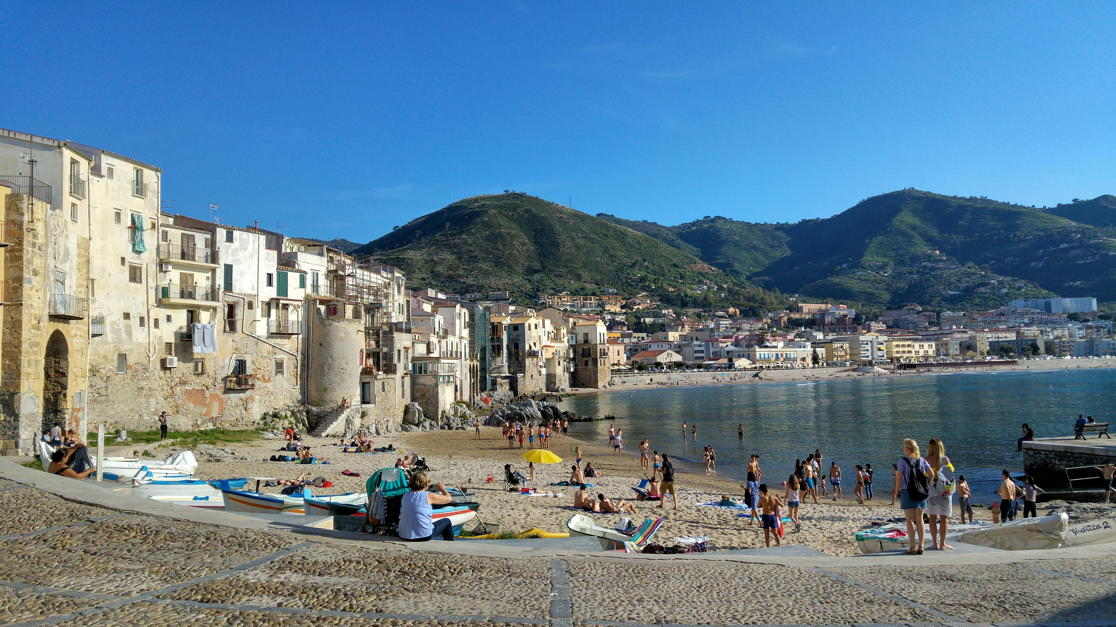 Playa y puerto viejo de Cefalù - Vista playa en abril de 2017