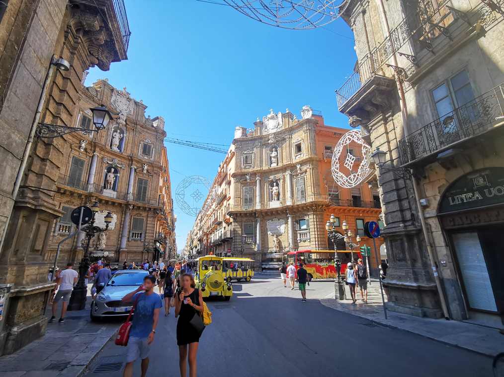Via Maqueda al cruce de los Quattro Canti
