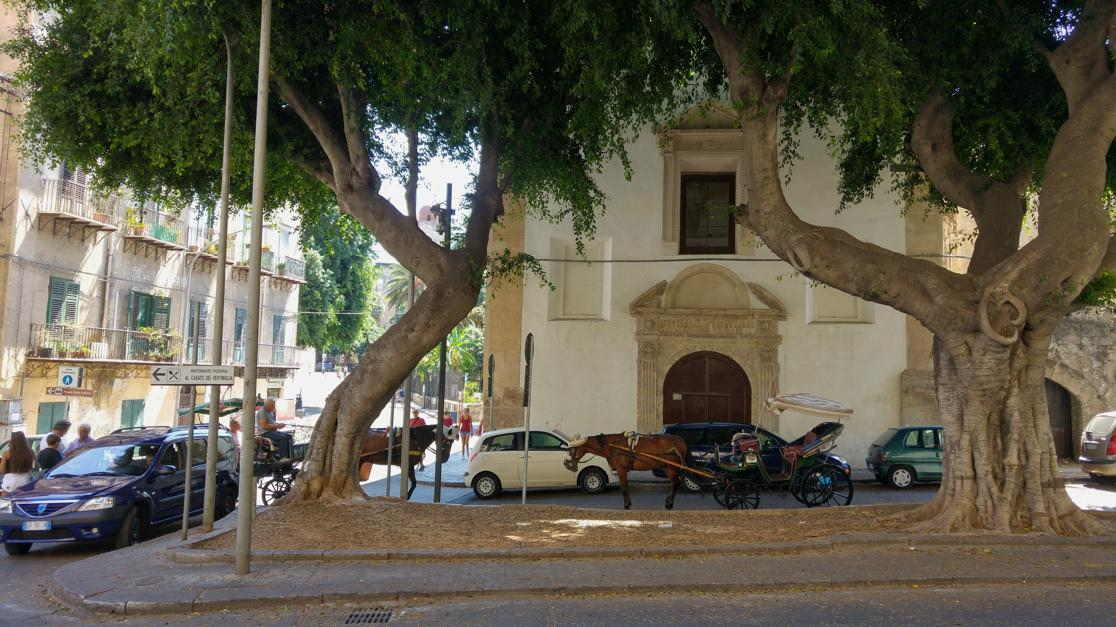 Santa Maria dell'Itria - la fachada en de la iglesia en la Piazza della Pinta