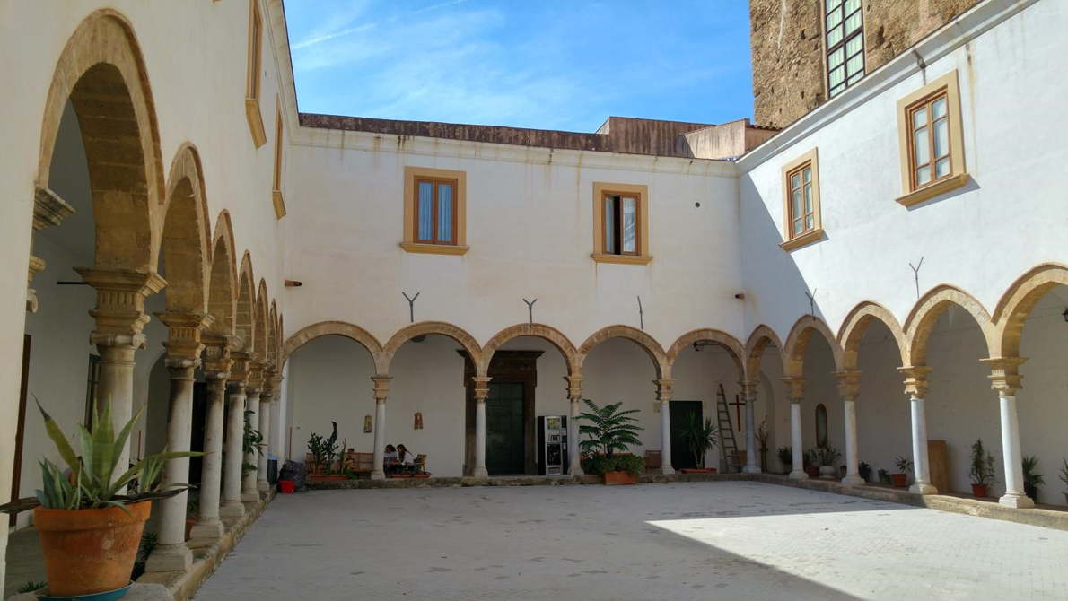 Iglesia del Carmine Maggiore - claustro siglo XVI