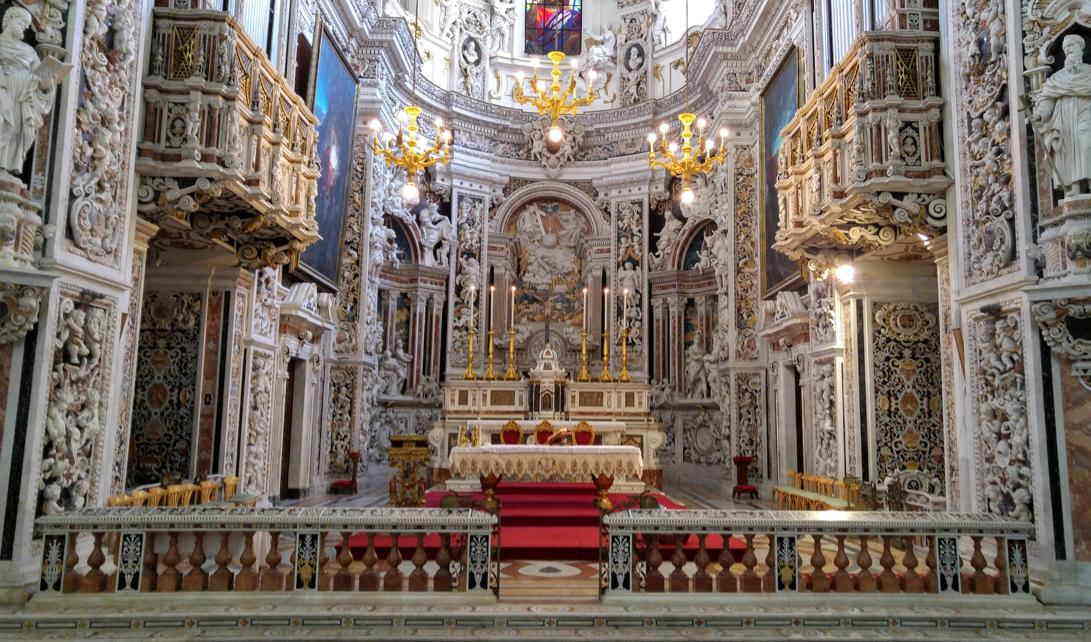 Iglesia de Casa Professa - presbiterio y altar