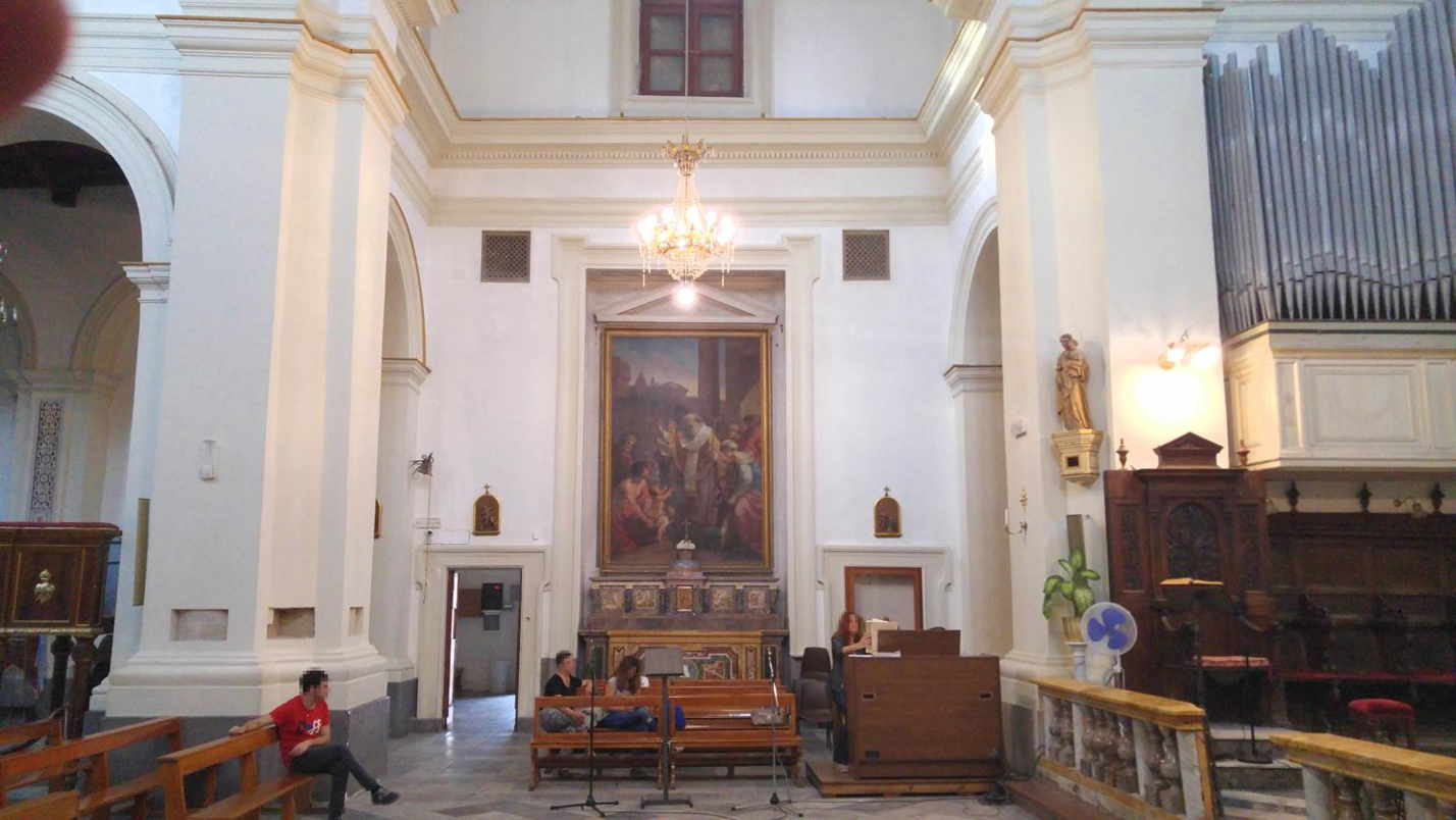 San Nicoló di Bari - el brazo izquierdo transepto con el portal de acceso