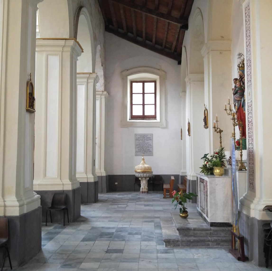 San Nicoló di Bari - la nave derecha con la pila bautismal