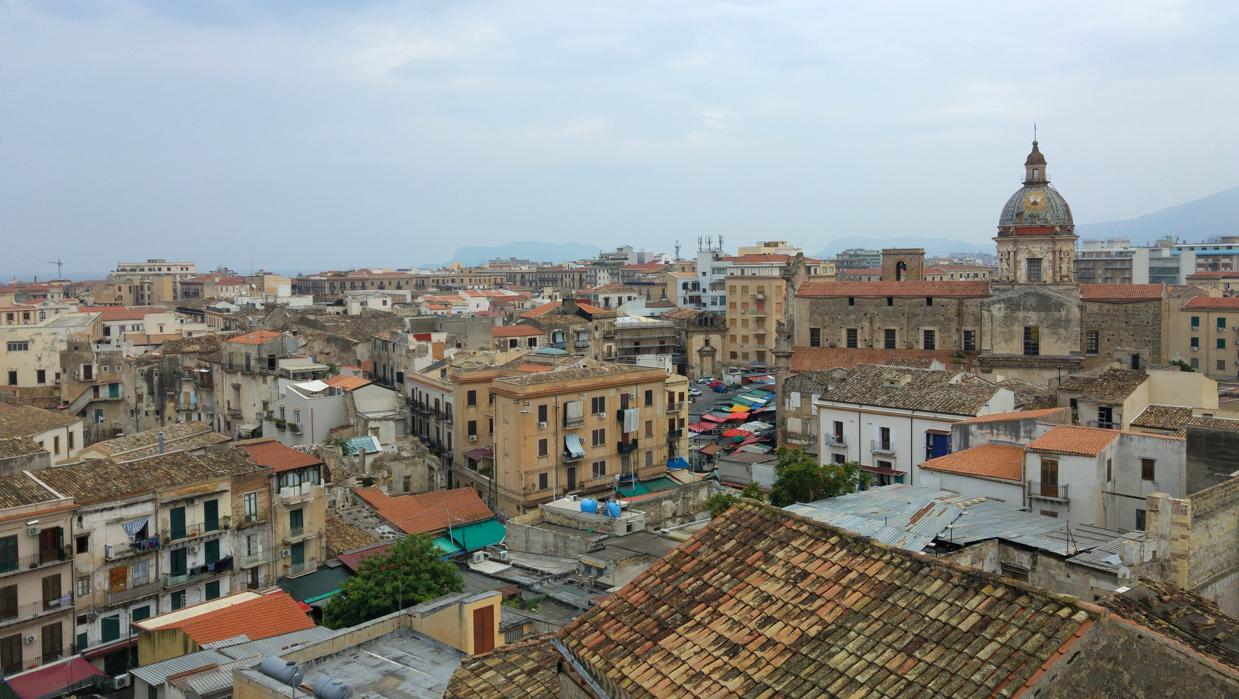 Torre de la Albergheria - la iglesia del Carmine y el Mercado de Ballaro