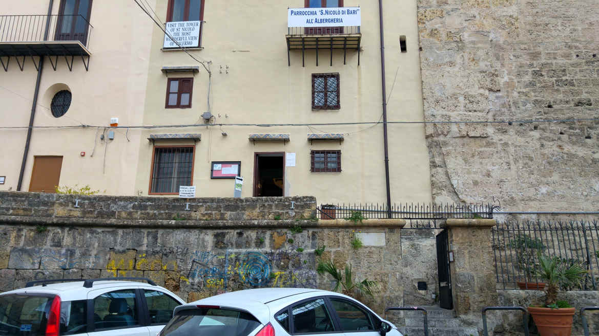 Torre de la Albergheria - el acceso al patio exterior
