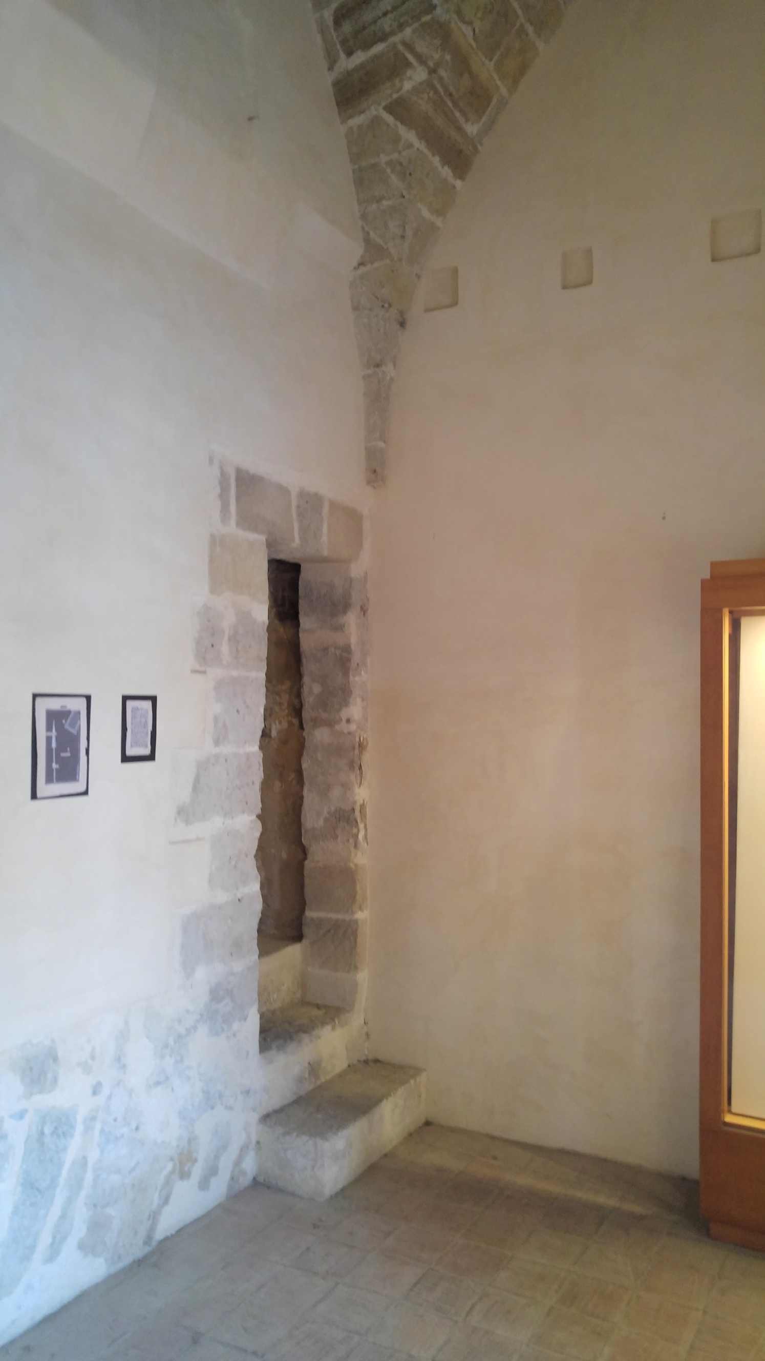 Torre de la Albergheria - principio escalera de caracol
