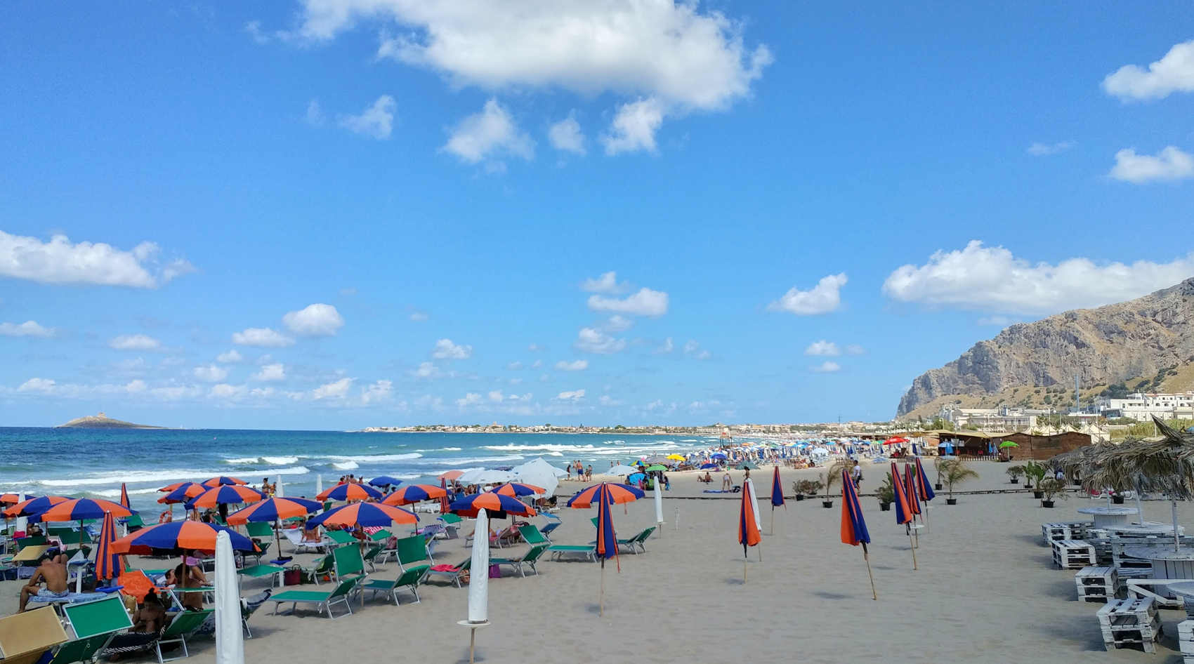 Balnearios en la playa de Capaci