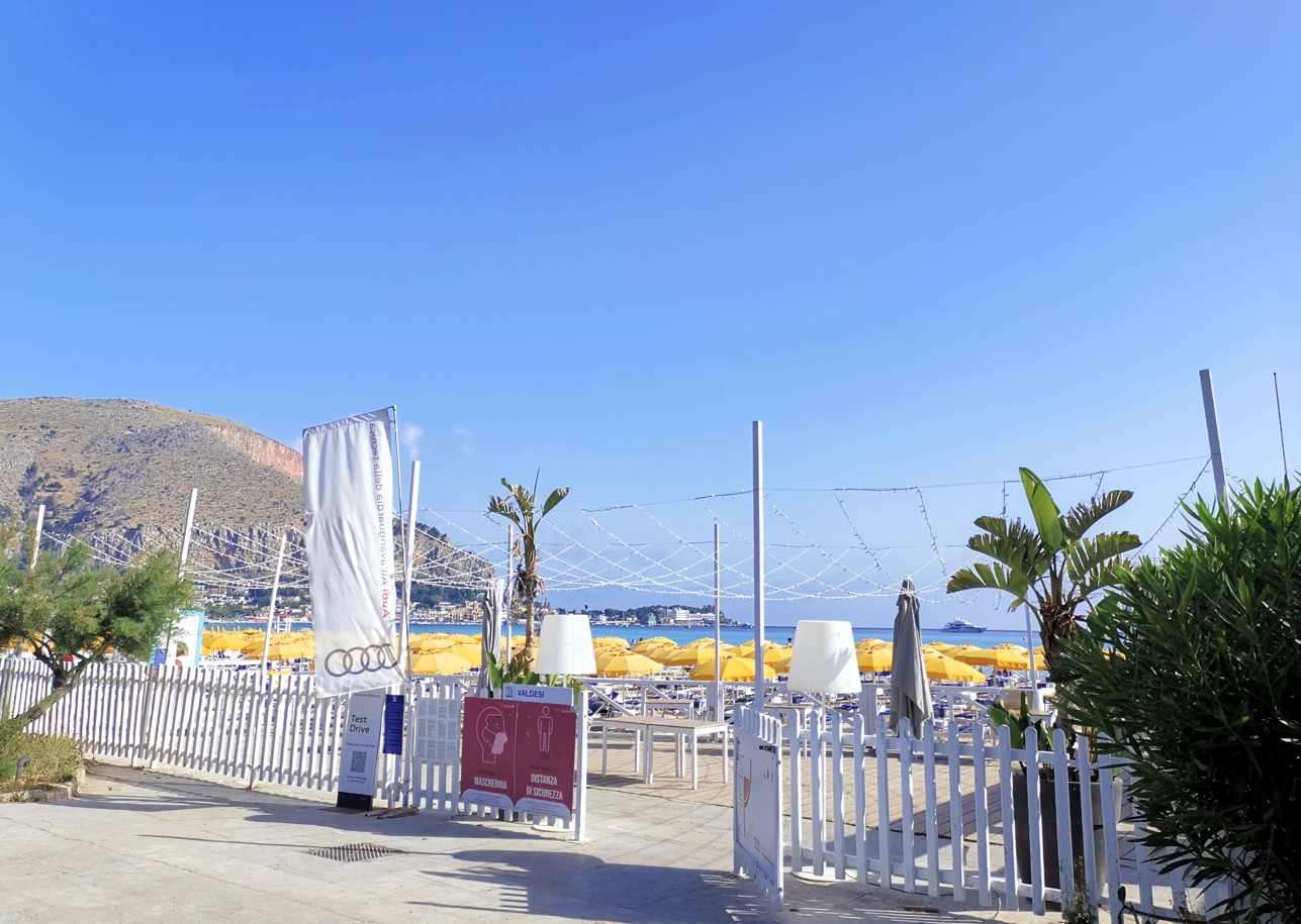 Mondello - Paseo marítimo y playa en verano