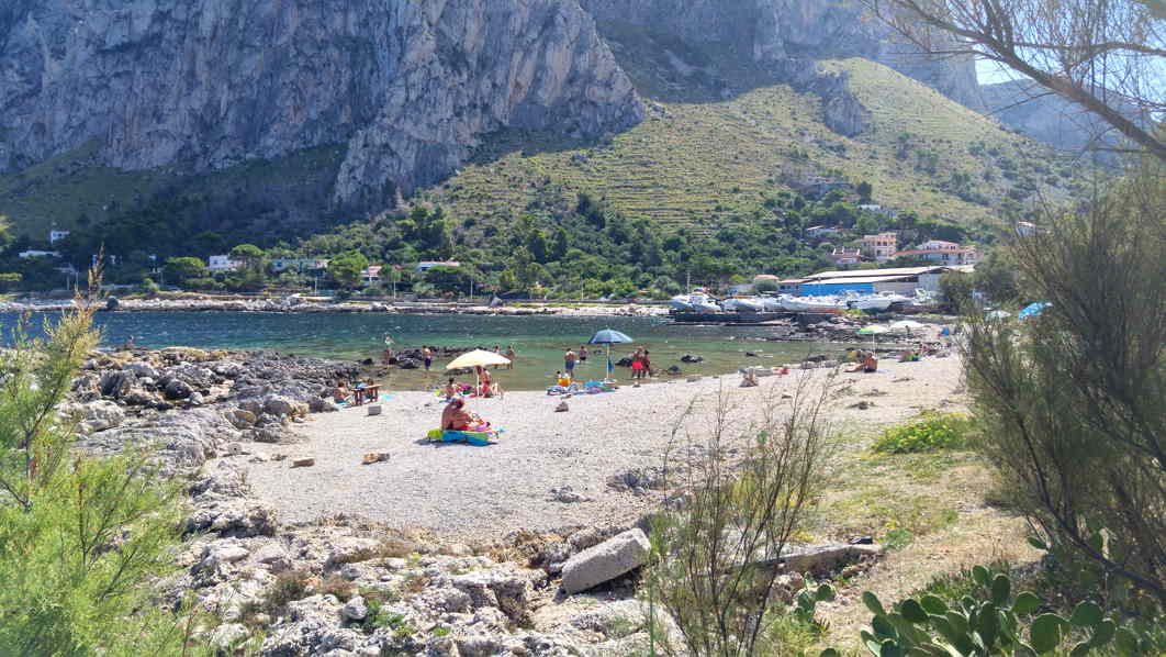 Playa de guijarros en el Cabo de Barcarello