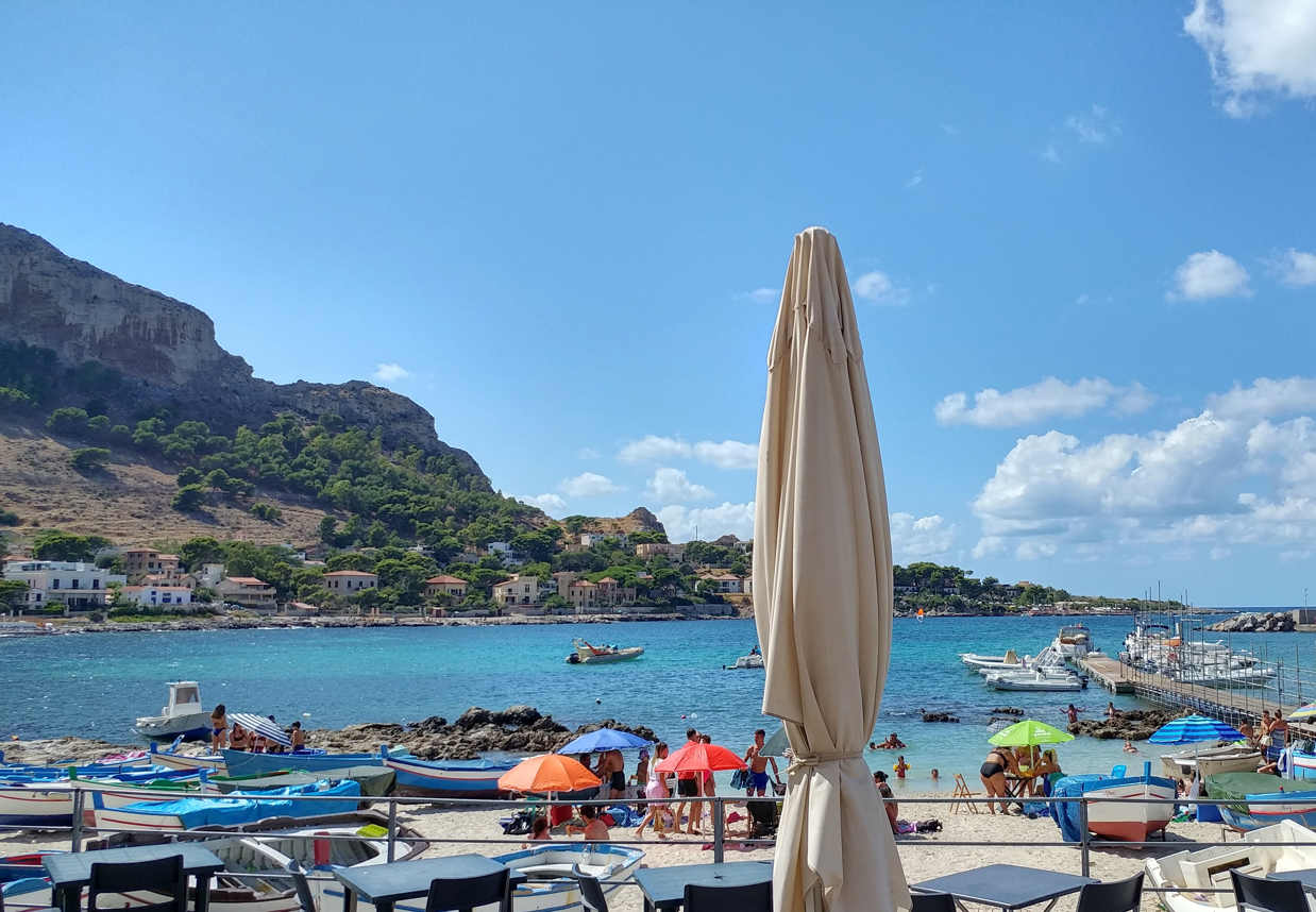 pequeña playa en el puerto de Sferracavallo