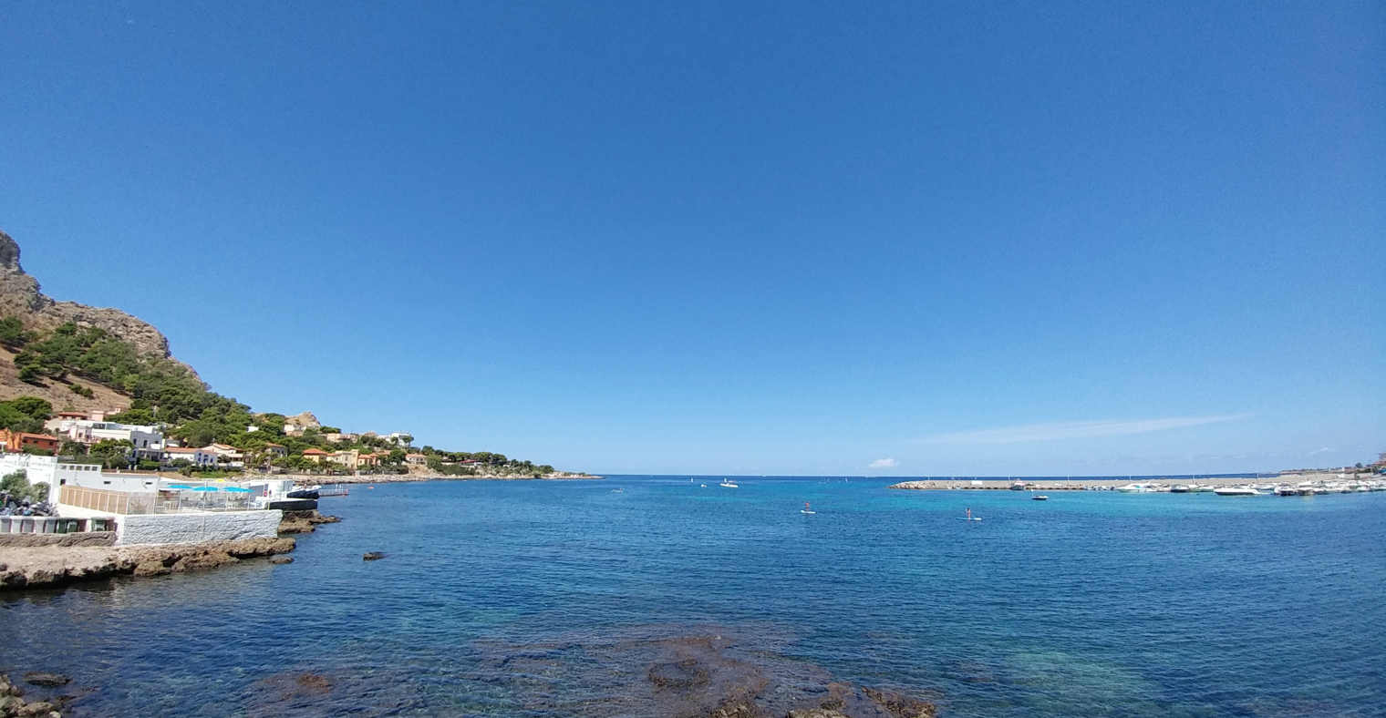 Vista puerto Sferracavallo con playa
