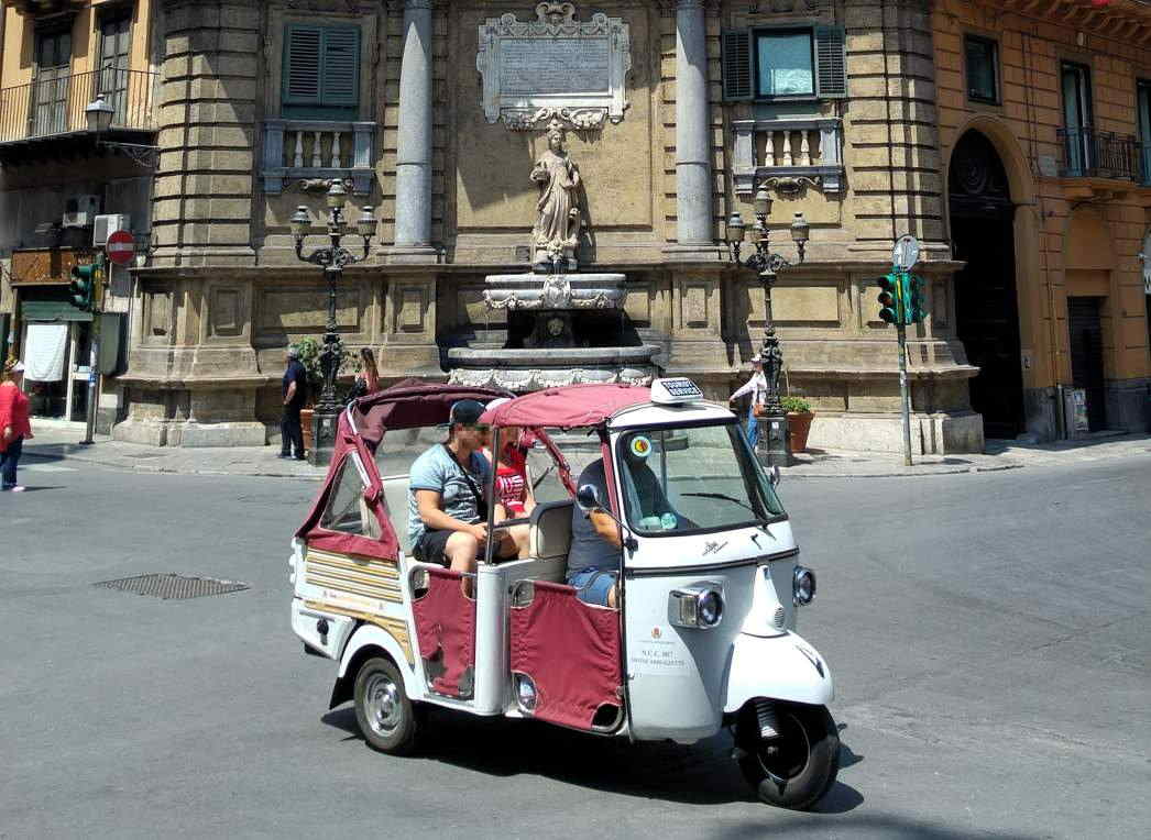 Ape Calessino en los Quattro Canti