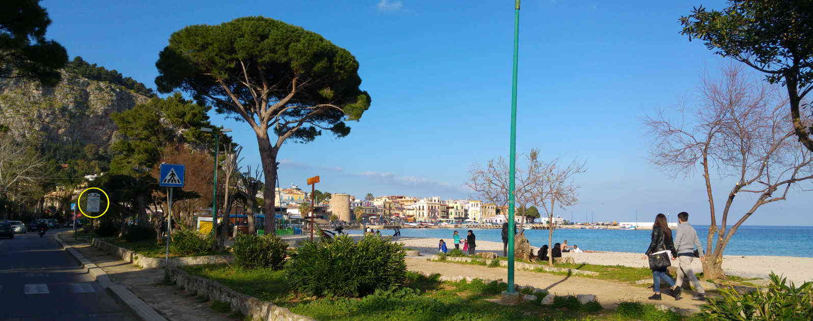 Parada autobús en paseo marítimo de Mondello