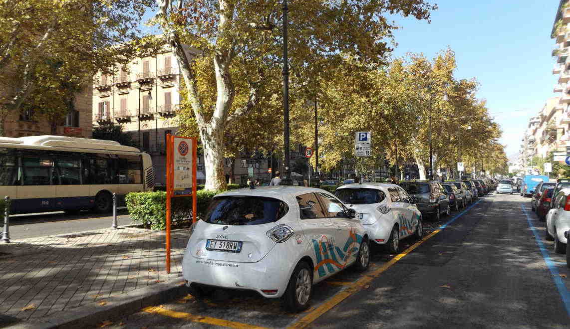 Aparcamientos en los carriles laterales del Viale della della Libertà