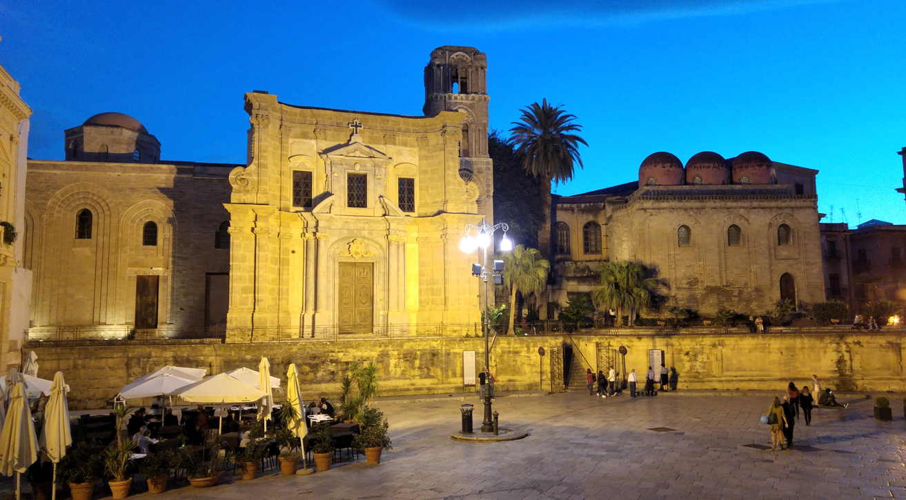 Piazza Bellini al anochecer