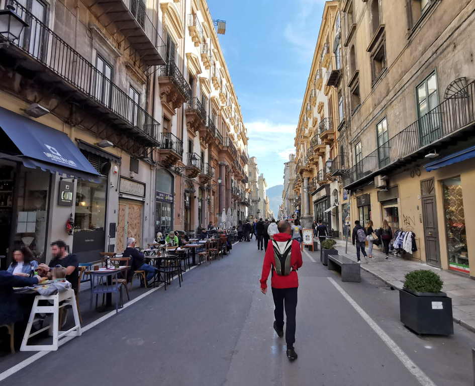 locales modernos en la Via Maqueda