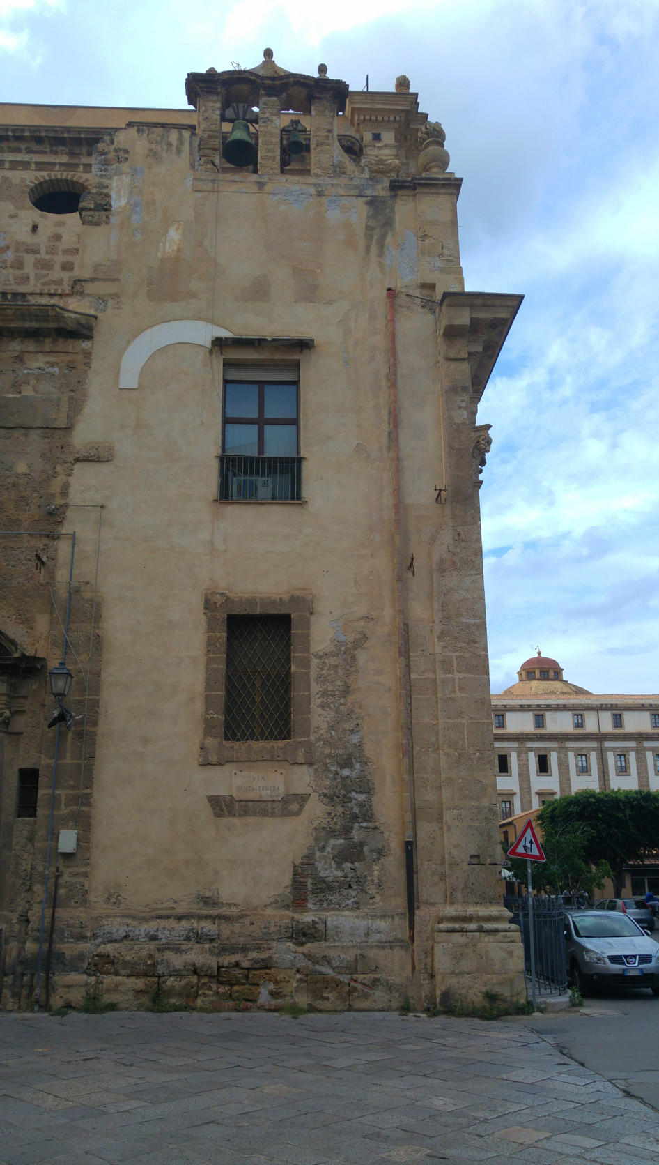 Istituto delle Artigianelle - esquina iglesia Santa Teresa