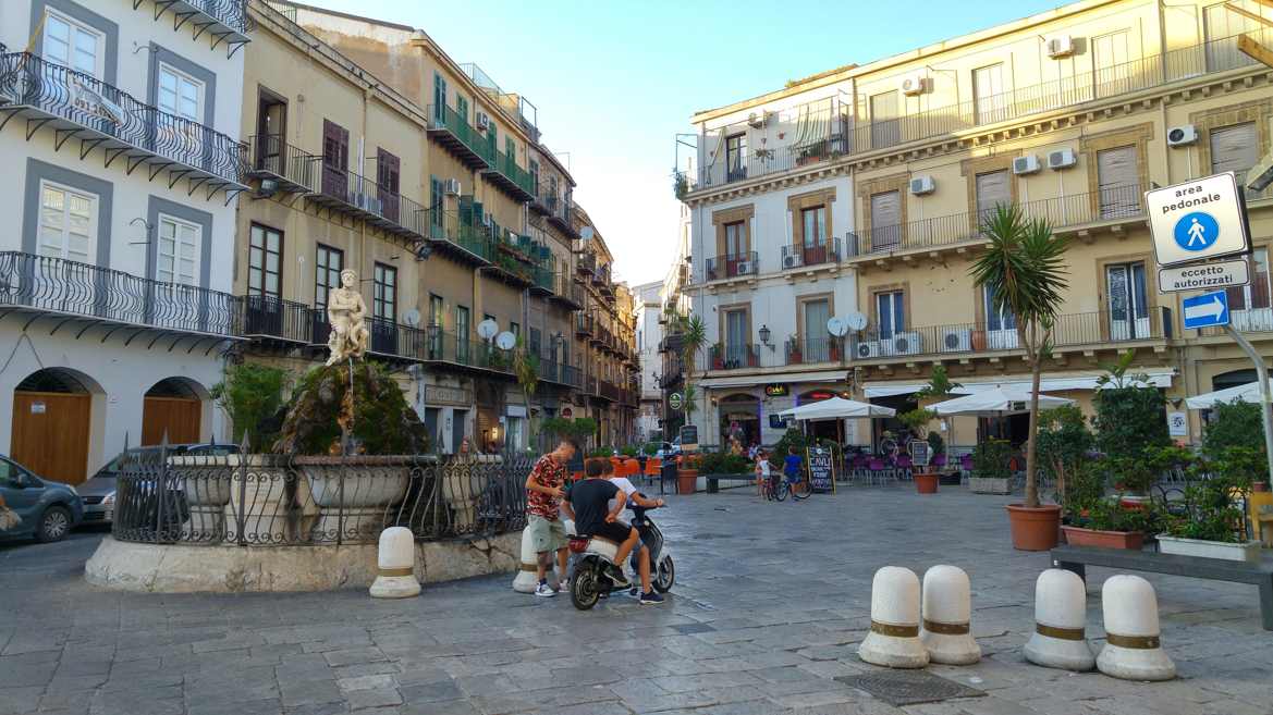 Mercato dei Lattarini - Piazza Rivoluzione