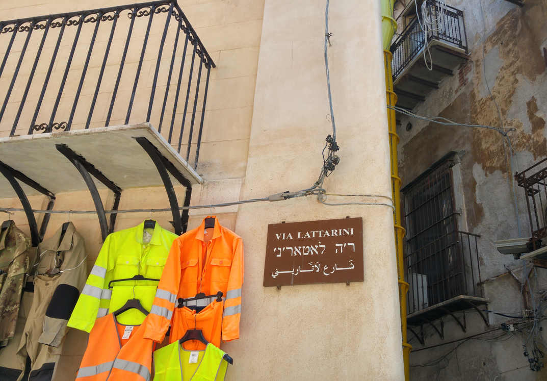 Mercato dei Lattarini - el letrero de Via Lattarini escrito en italiano hebreo y árabe