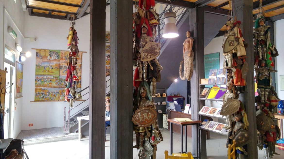 Museo de las Marionetas - recepción y biblioteca