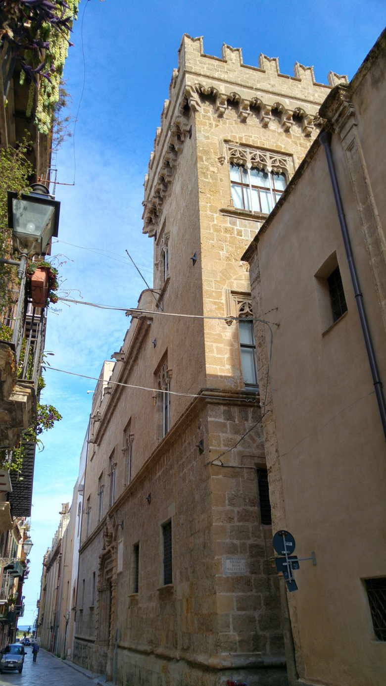 Palazzo Abatellis - exterior del palacio con torre