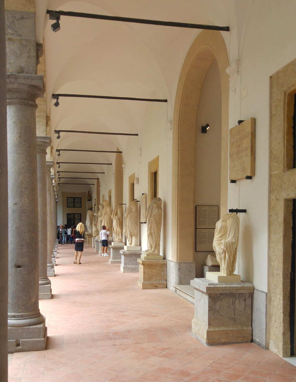 Museo Arqueológico Antonio Salinas - Pórtico norte claustro mayor