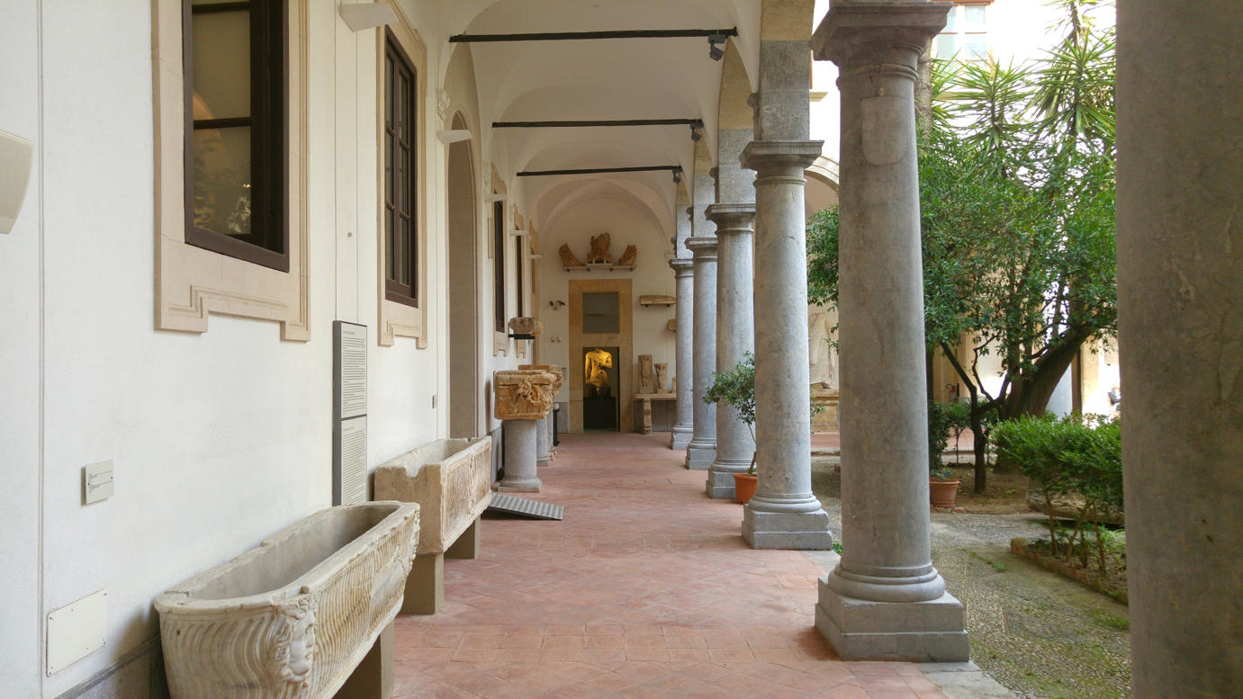 Museo Arqueológico Antonio Salinas - Pórtico oeste claustro mayor