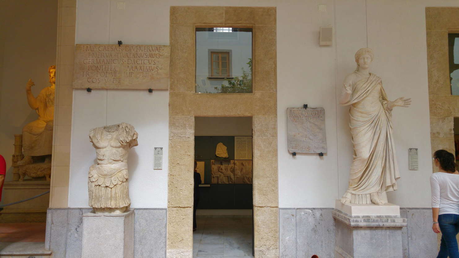 Museo Arqueológico Antonio Salinas - Entrada tercera celda claustro mayor