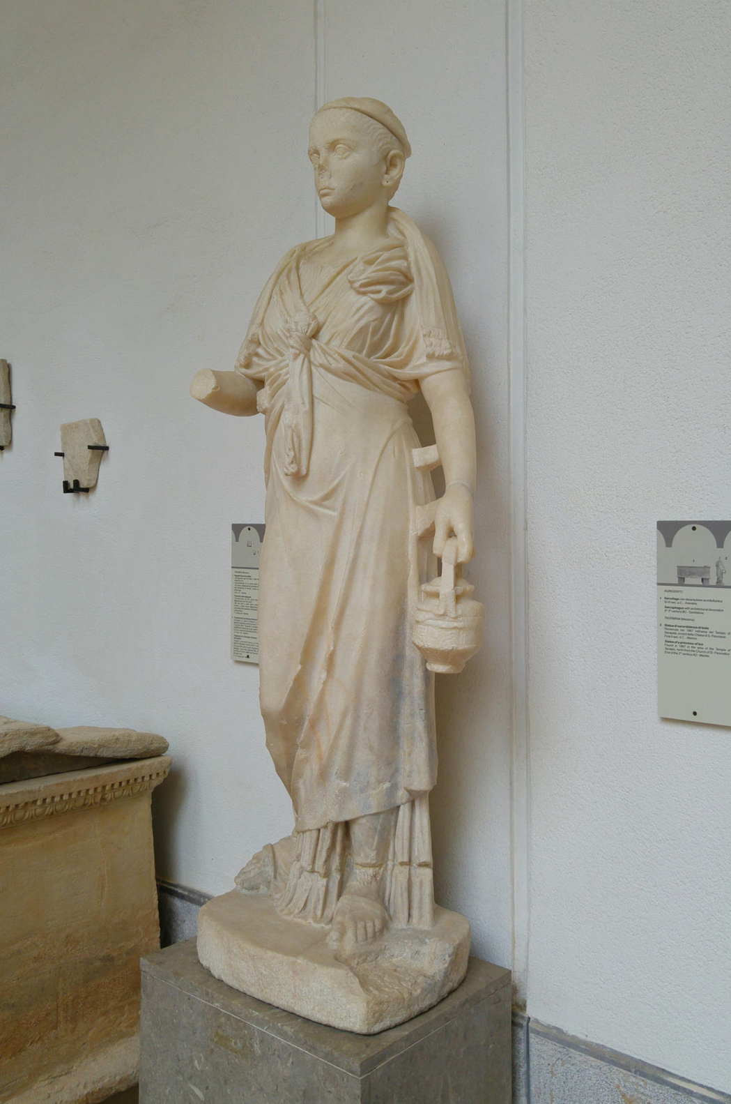 Museo Arqueológico Antonio Salinas - Sacerdotisa de Isis