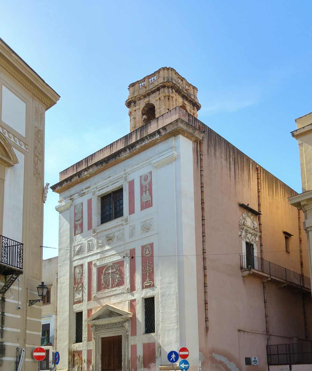 Santa Maria in Valverde - la fachada de la iglesia