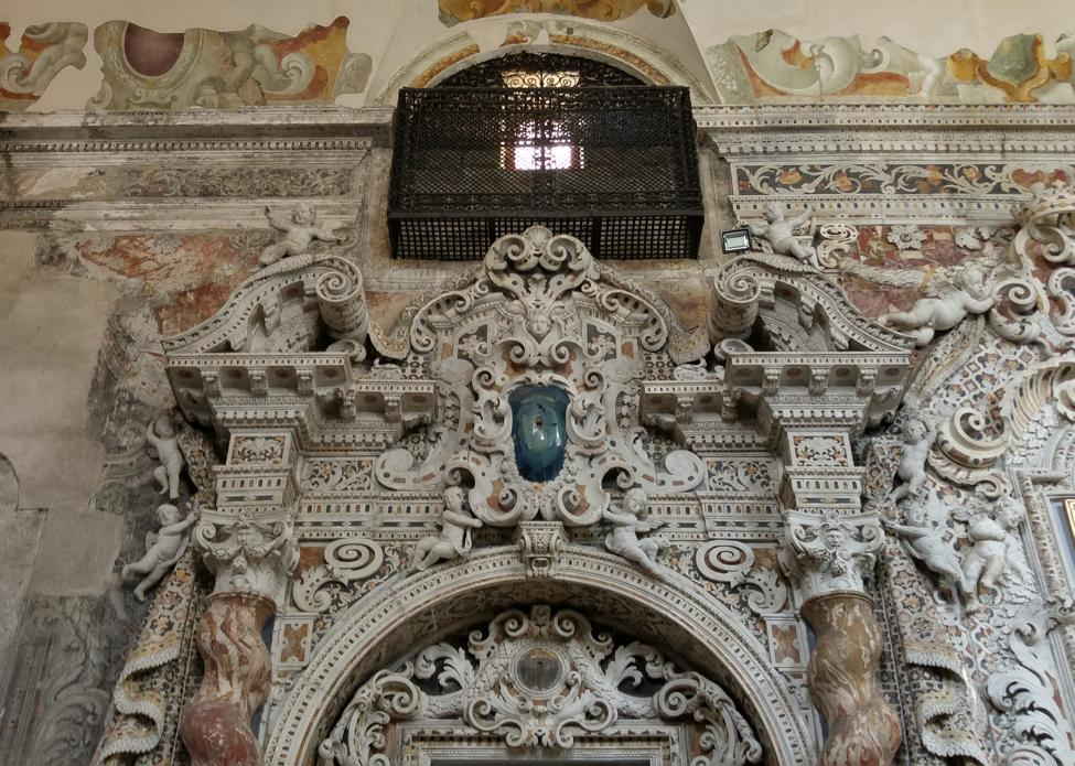Santa Maria in Valverde - el remate del altar de la Virgen con el Niño
