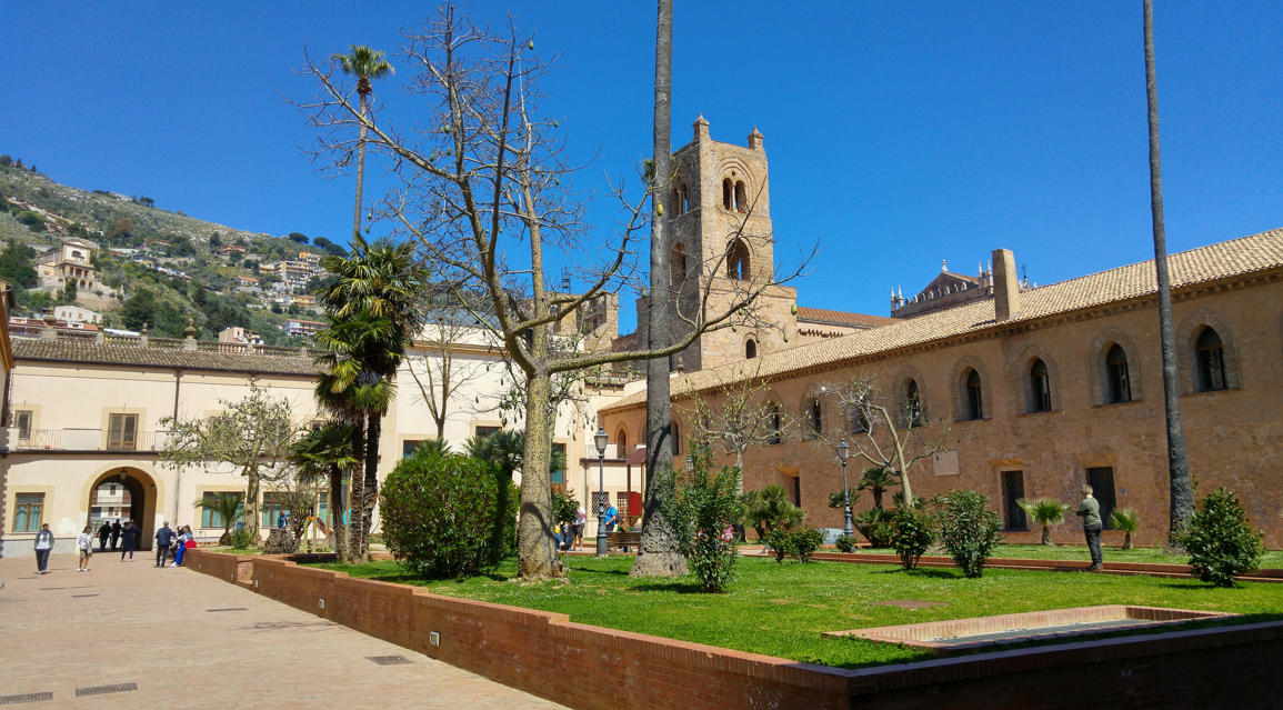 Villa Comunale de Monreale - patio municipal con vistas al convento y a la torre sur de la catedral