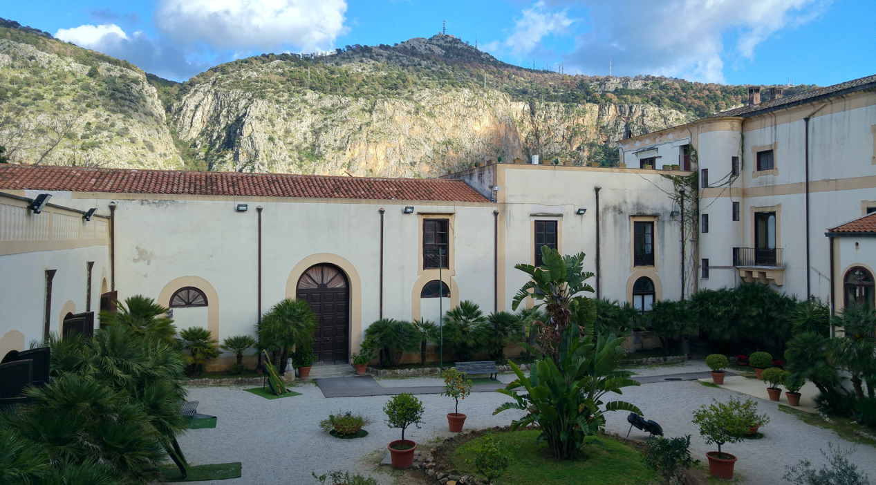 Villa Niscemi - vista patio interior con cuerpo torre vigía siglo XV