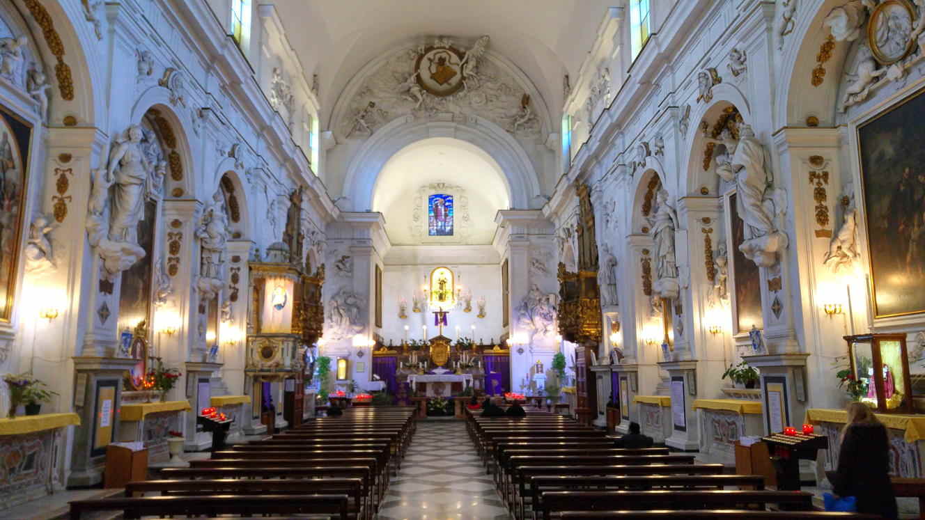 Iglesia de Sant'Agostino - nave y altares laterales