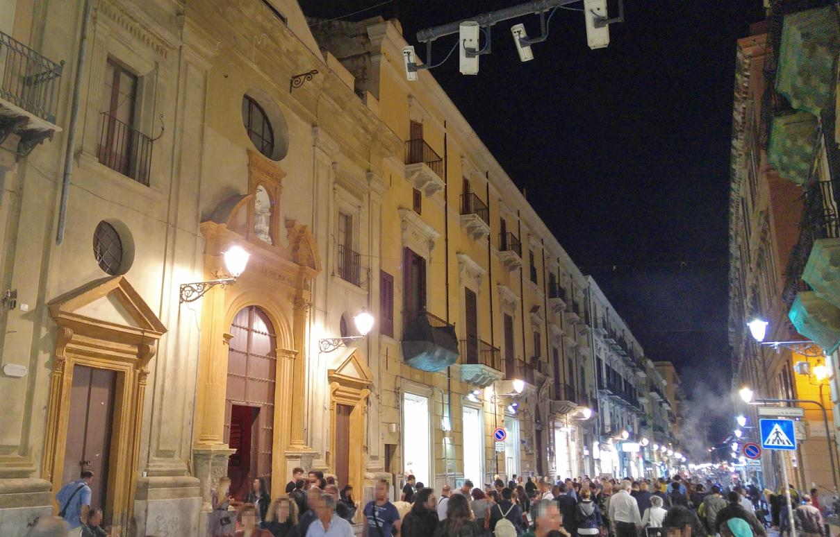 Via Maqueda - Tramo peatonal de noche.