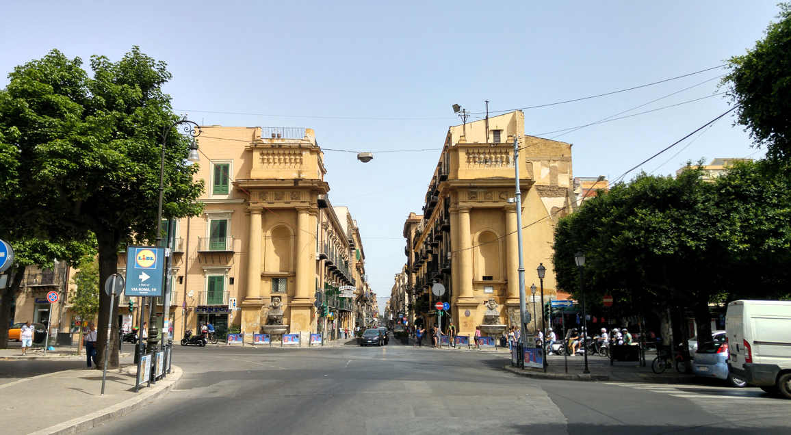 Porta Vicari - la puerta y la Via Maqueda