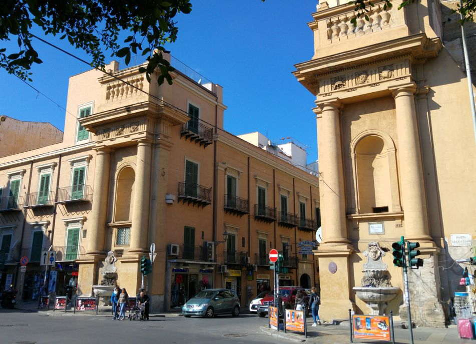 Porta Vicari - la puerta vista desde la Piazza Sant'Antonino