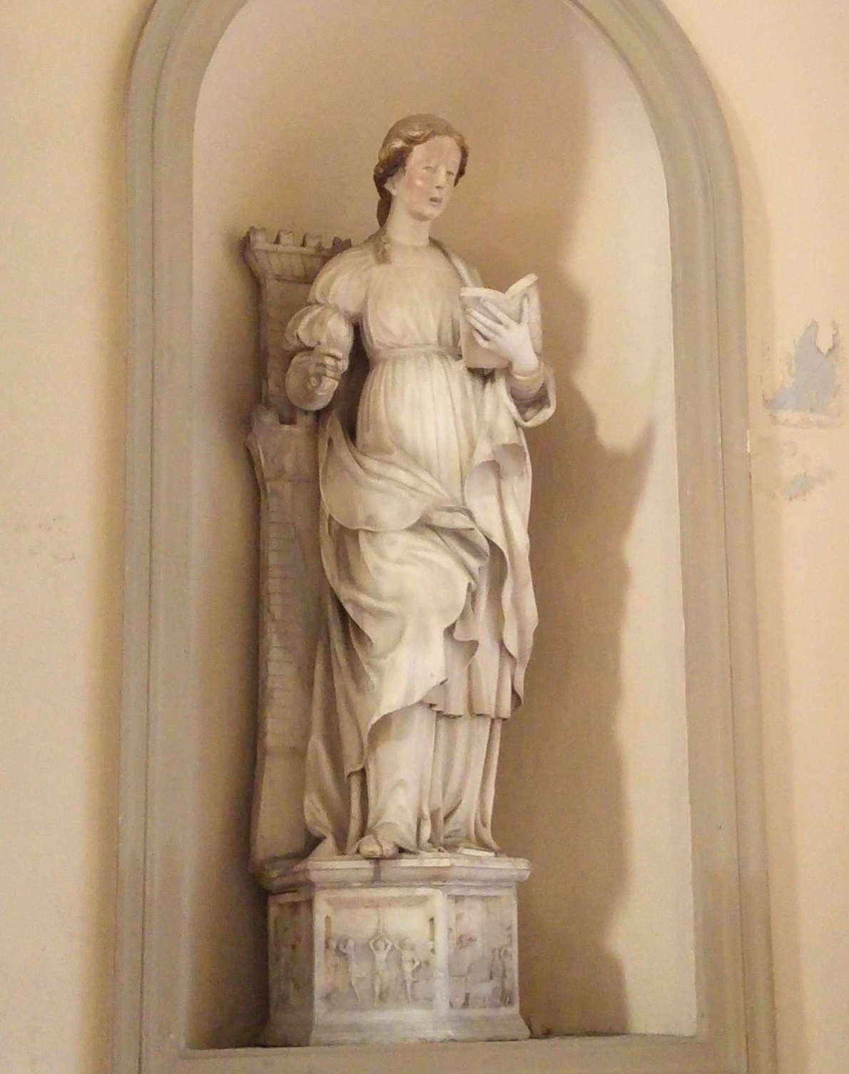 Iglesia de San Domenico - estatua renacentista de Santa Barbara