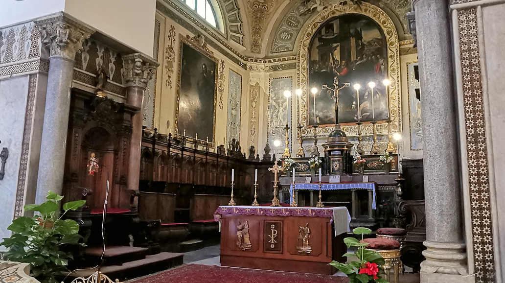 Iglesia de San Antonio Abate - detalle del presbiterio con la silla arzobispal