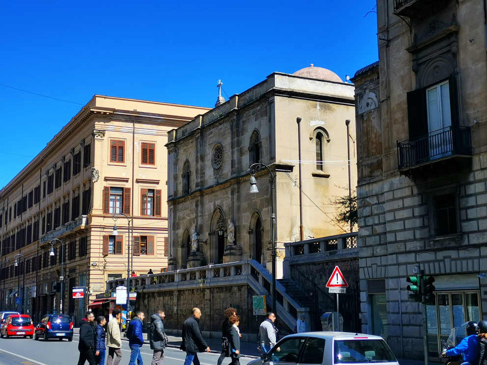 Iglesia de San Antonio Abate - vista del exterior con la cúpula central