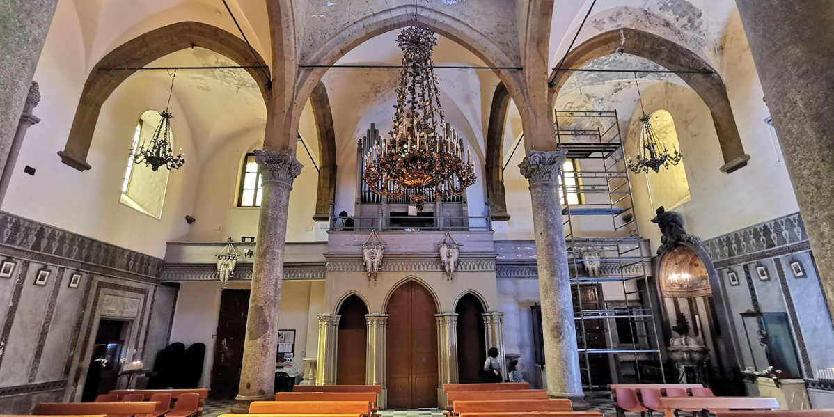 Iglesia de San Antonio Abate - interior y contra fachada